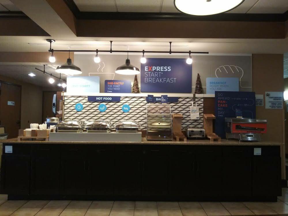 Holiday Inn Express - Delafield By Ihg Exterior foto